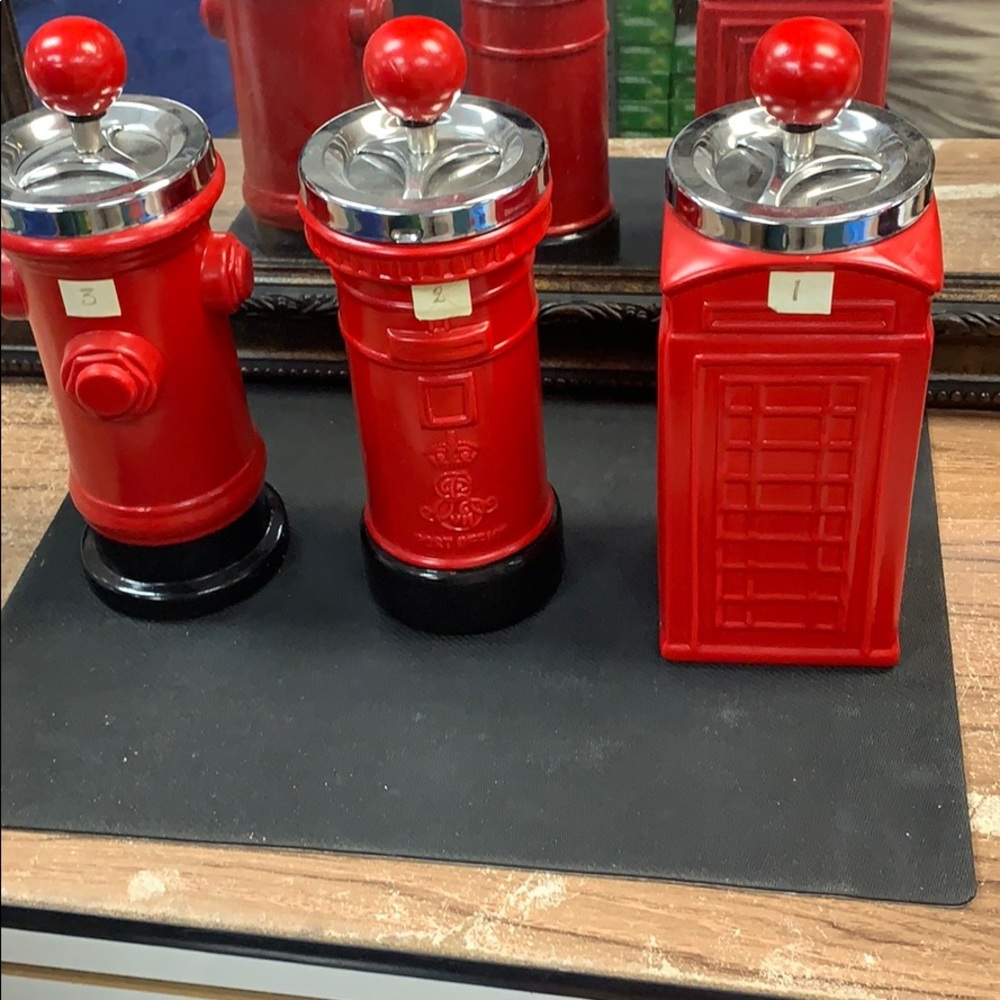 Fire hydrant , phone booth , post office Ashtray